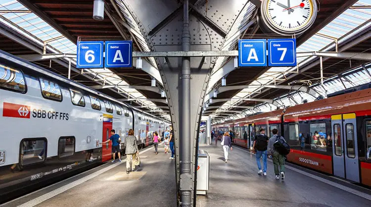 Plataformas em estação de trem, para viajar na Europa com transporte público
