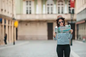 Mulher observa mapa em cidade durante Eurotrip