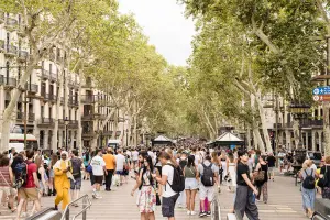 Muitos pessoas andando na Rambla, em Barcelona, e o problema do excesso de turistas na Europa