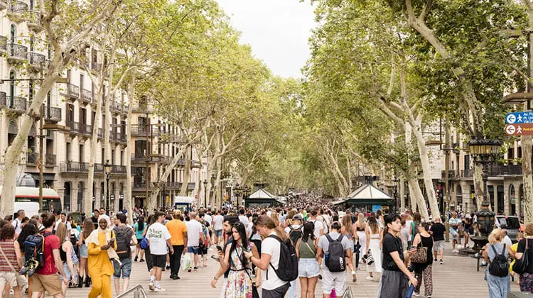 Muitos pessoas andando na Rambla, em Barcelona, e o problema do excesso de turistas na Europa