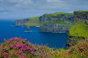 Falésias de Moher em dia ensolarado na Irlanda.