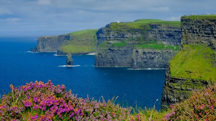 Falésias de Moher em dia ensolarado na Irlanda.