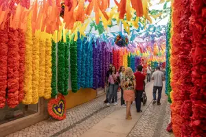 Rua com enfeites coloridos durante as festas populares de Portugal