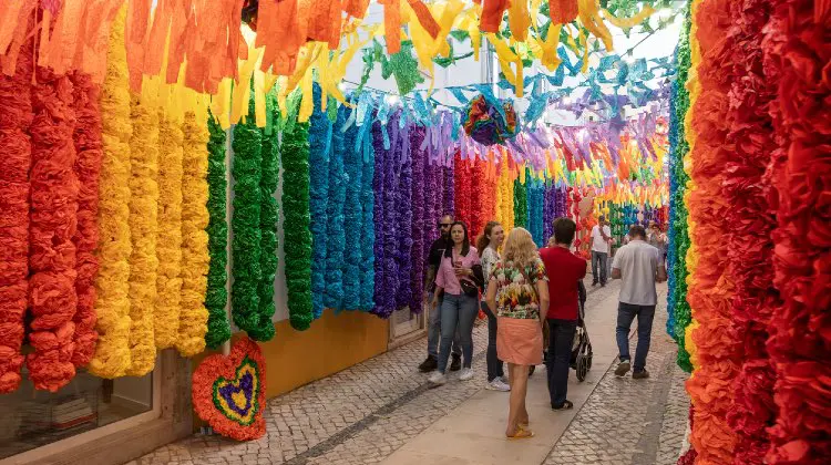 Rua com enfeites coloridos durante as festas populares de Portugal