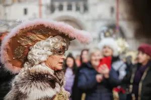 Senhora fantasiada no desfile de Carnaval de Veneza, uma das festas mais populares na Itália