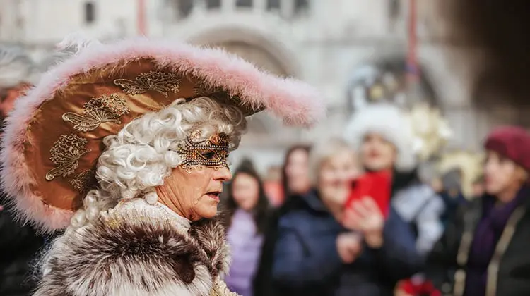 Senhora fantasiada no desfile de Carnaval de Veneza, uma das festas mais populares na Itália