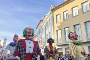 Bonecos gigantes tomam as ruas de Ovar durante o carnaval.