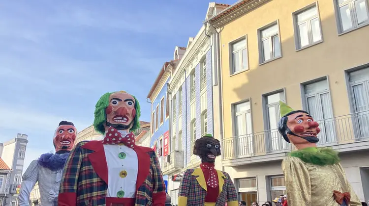 Bonecos gigantes tomam as ruas de Ovar durante o carnaval.