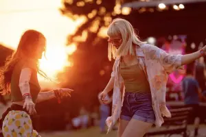 Amigas curtindo festival em pôr do sol na Europa.