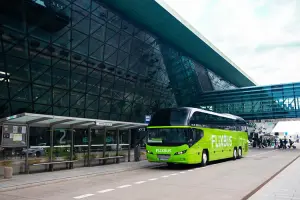Ônibus da Flixbus estacionado na rodoviária