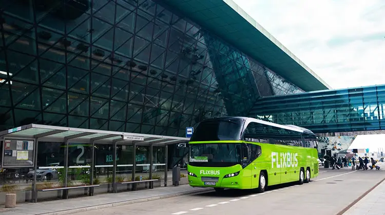 Ônibus da Flixbus estacionado na rodoviária