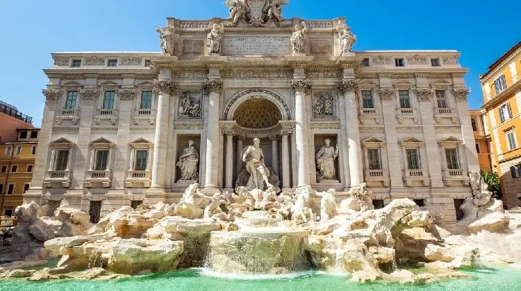 Fontana di Trevi em um dia ensolarado