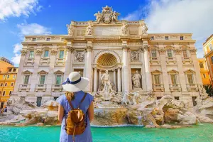 Turista admirando a Fontana Di Trevi