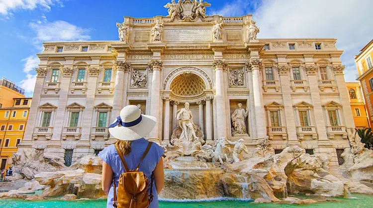 Turista admirando a Fontana Di Trevi