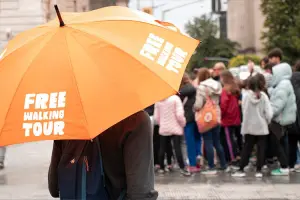 sombrinha laranja de sinalizando free walking tour