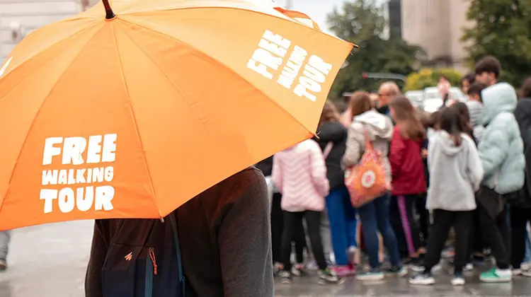 sombrinha laranja de sinalizando free walking tour