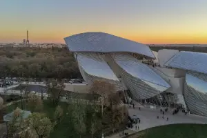 Museu parisiense com a Torre Eiffel de fundo.