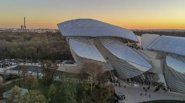 Museu parisiense com a Torre Eiffel de fundo.