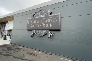Entrada da bilheteria do Game of Thrones Studio Tour em centro comercial na Irlanda do Norte.