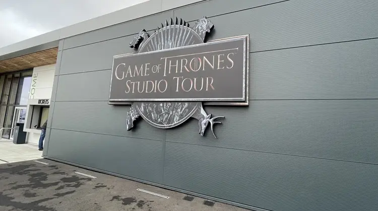 Entrada da bilheteria do Game of Thrones Studio Tour em centro comercial na Irlanda do Norte.