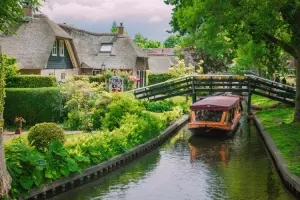 Giethoorn é conhecida por ser a Veneza da Holanda.