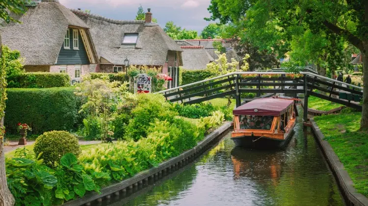 Giethoorn é conhecida por ser a Veneza da Holanda.