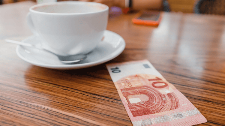 Mesa com café e nota de 10 euros