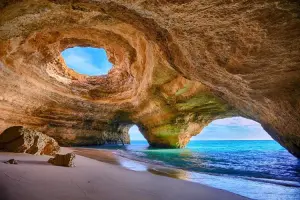 As Grutas de Benagil são conhecidas como "janelas do céu"