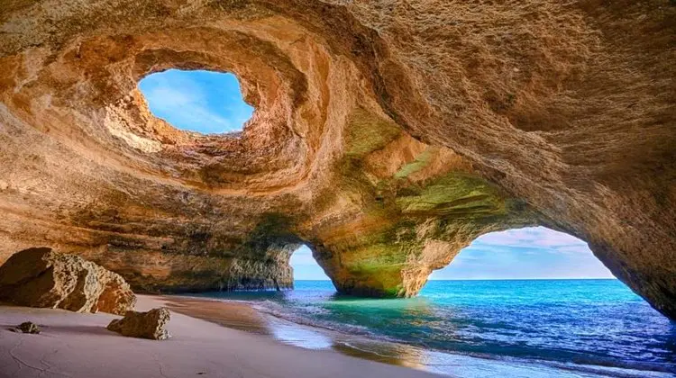 As Grutas de Benagil são conhecidas como "janelas do céu"