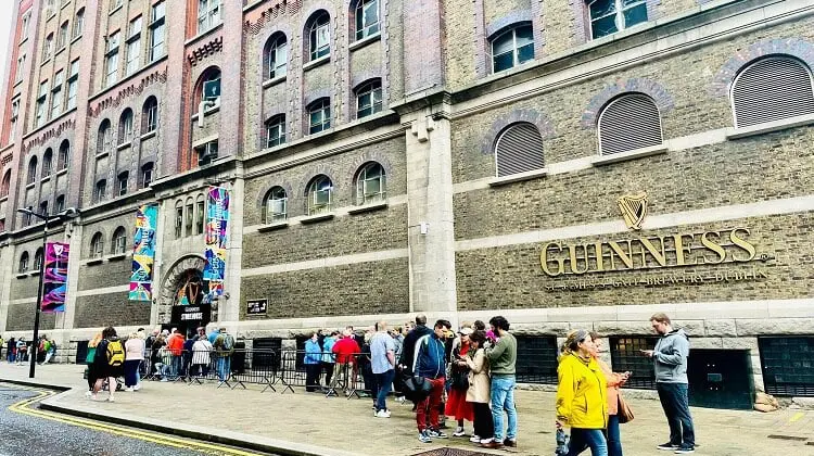Entrado do prédio da Guinness Storehouse
