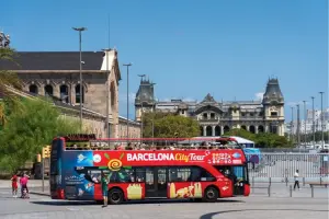 Ônibus hop-on- hop-off parado na rua, em um dia de sol