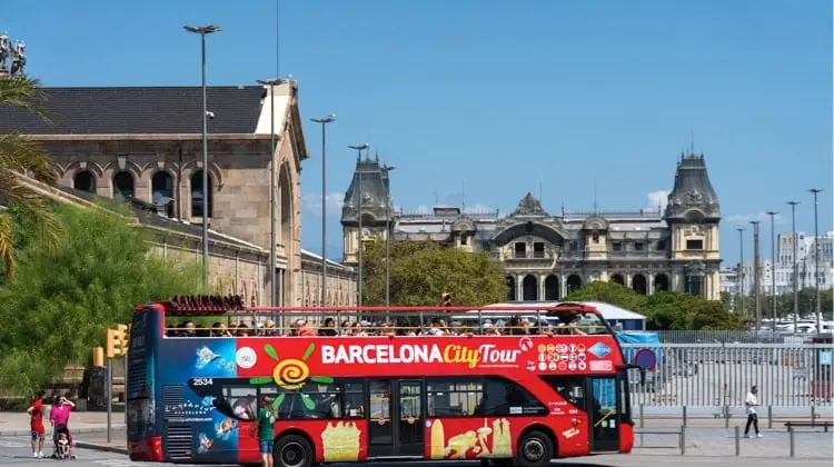 Ônibus hop-on- hop-off parado na rua, em um dia de sol
