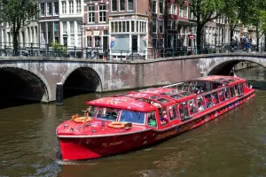 Hop-on hop-off barco, no canal em Amsterdam