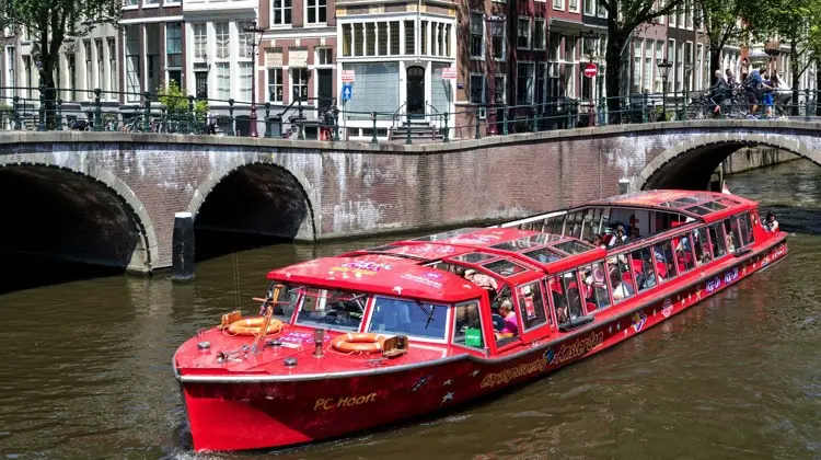 Hop-on hop-off barco, no canal em Amsterdam