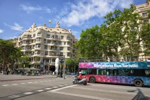 Hop-on hop-off Barcelona percorre os principais pontos turísticos da cidade.