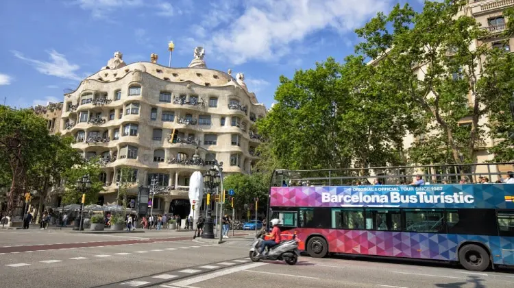 Hop-on hop-off Barcelona percorre os principais pontos turísticos da cidade.