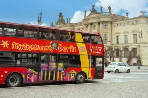 O hop-on hop-off Berlim é uma excelente alternativa para se locomover pela capital da Alemanha.