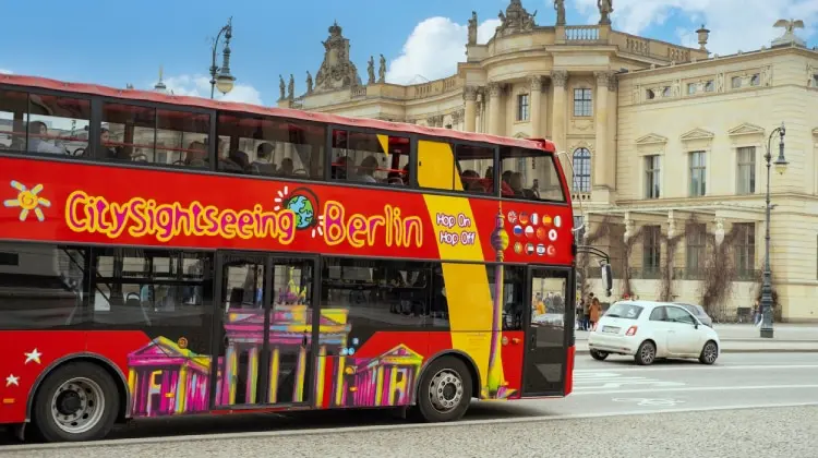 O hop-on hop-off Berlim é uma excelente alternativa para se locomover pela capital da Alemanha.