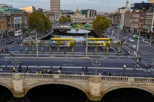 ônibus hop-on hop-off em Dublin atravessando ponte sobre o rio da cidade