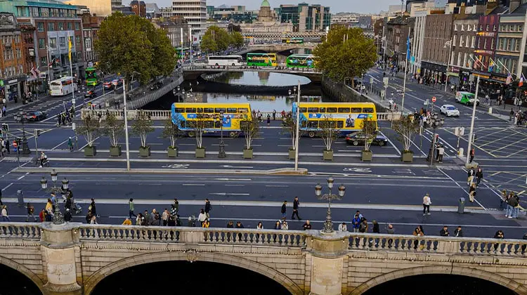 ônibus hop-on hop-off em Dublin atravessando ponte sobre o rio da cidade