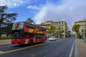 Ônibus hop-on hop-off em rua de Florença