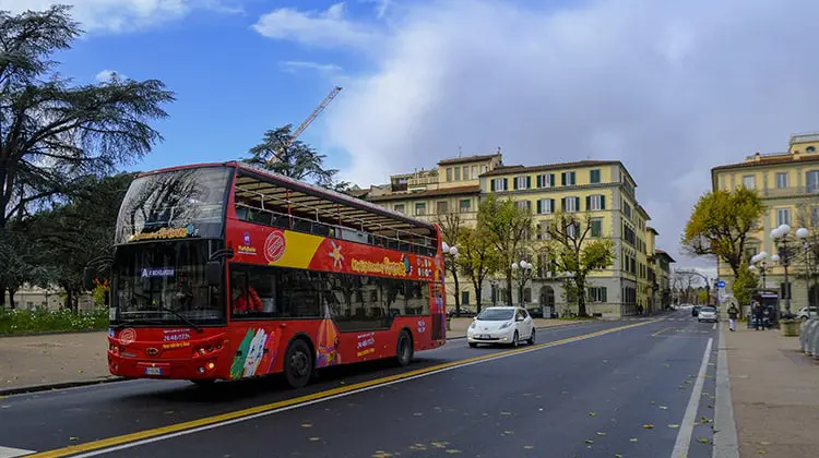 Ônibus hop-on hop-off em rua de Florença