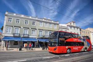 ônibus Hop-on hop-off Lisboa em frente a loja de Pastéis de Belém