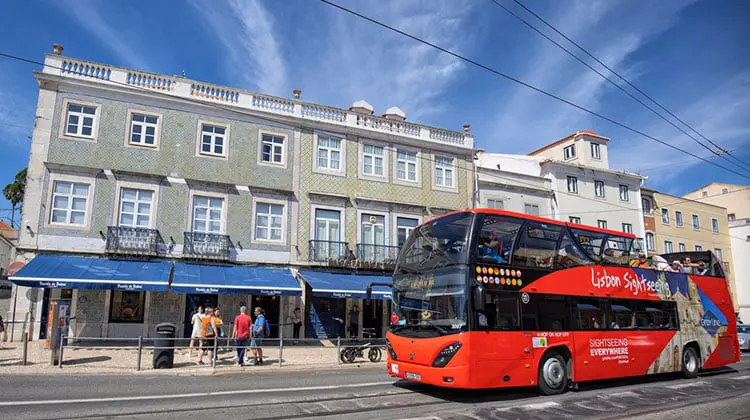 ônibus Hop-on hop-off Lisboa em frente a loja de Pastéis de Belém