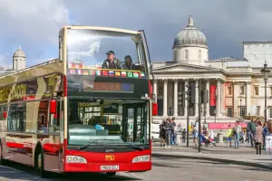 Ônibus turístico hop-on hop-off com turistas em Londres