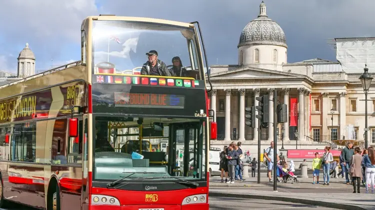 Ônibus turístico hop-on hop-off com turistas em Londres