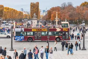 Ônibus turístico hop-on-hop-off Paris durante o outono.
