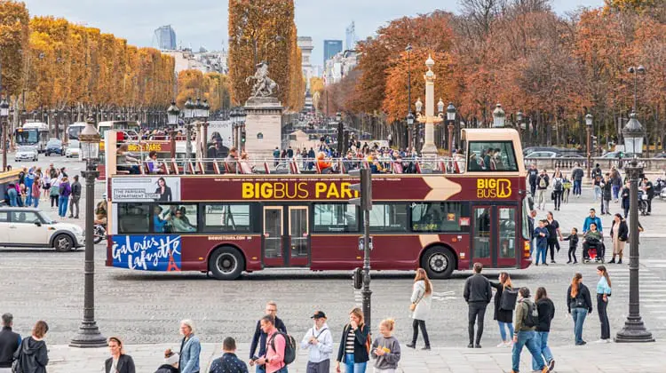 Ônibus turístico hop-on-hop-off Paris durante o outono.