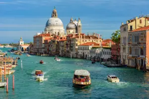 Canal de Veneza com barco hop-on hop-off, em dia de sol