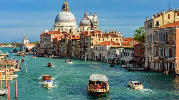 Canal de Veneza com barco hop-on hop-off, em dia de sol